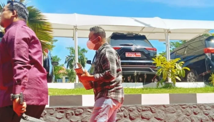 Tersangka dugaan kasus Korupsi BMHP serahkan diri ke Kejati Malut