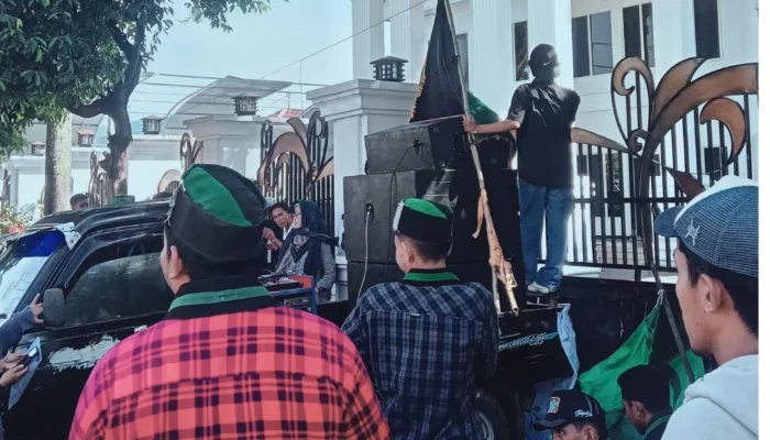 HMI Cabang Ternate Gelar Aksi, Desak Polda Malut Hentikan Pemanggilan 14 Warga Sage-Kiya